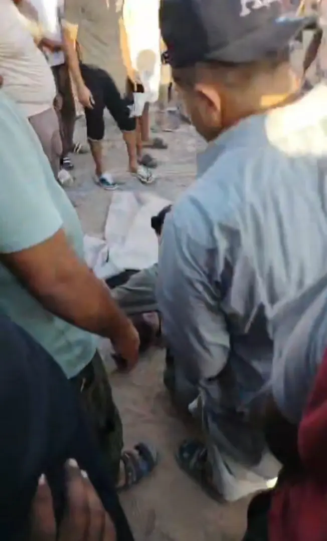 فيديو وصور | مصرع سيدة في تصادم قطار وسيارة ربع نقل بمزلقان الصداقة بأسوان