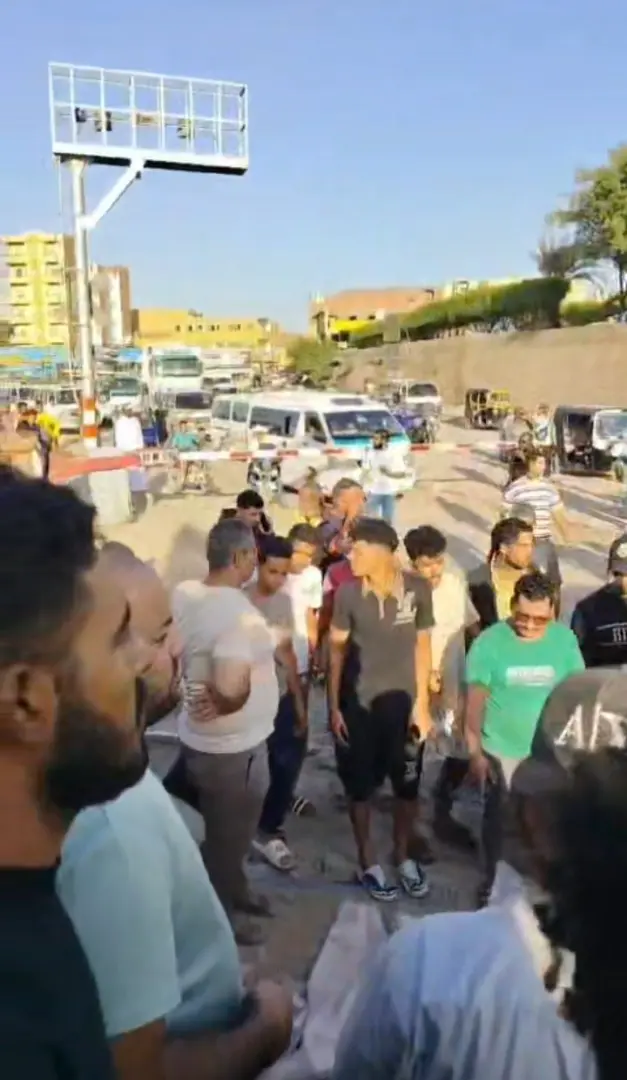 فيديو وصور | مصرع سيدة في تصادم قطار وسيارة ربع نقل بمزلقان الصداقة بأسوان