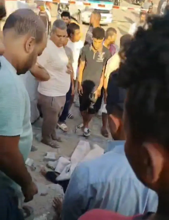 فيديو وصور | مصرع سيدة في تصادم قطار وسيارة ربع نقل بمزلقان الصداقة بأسوان