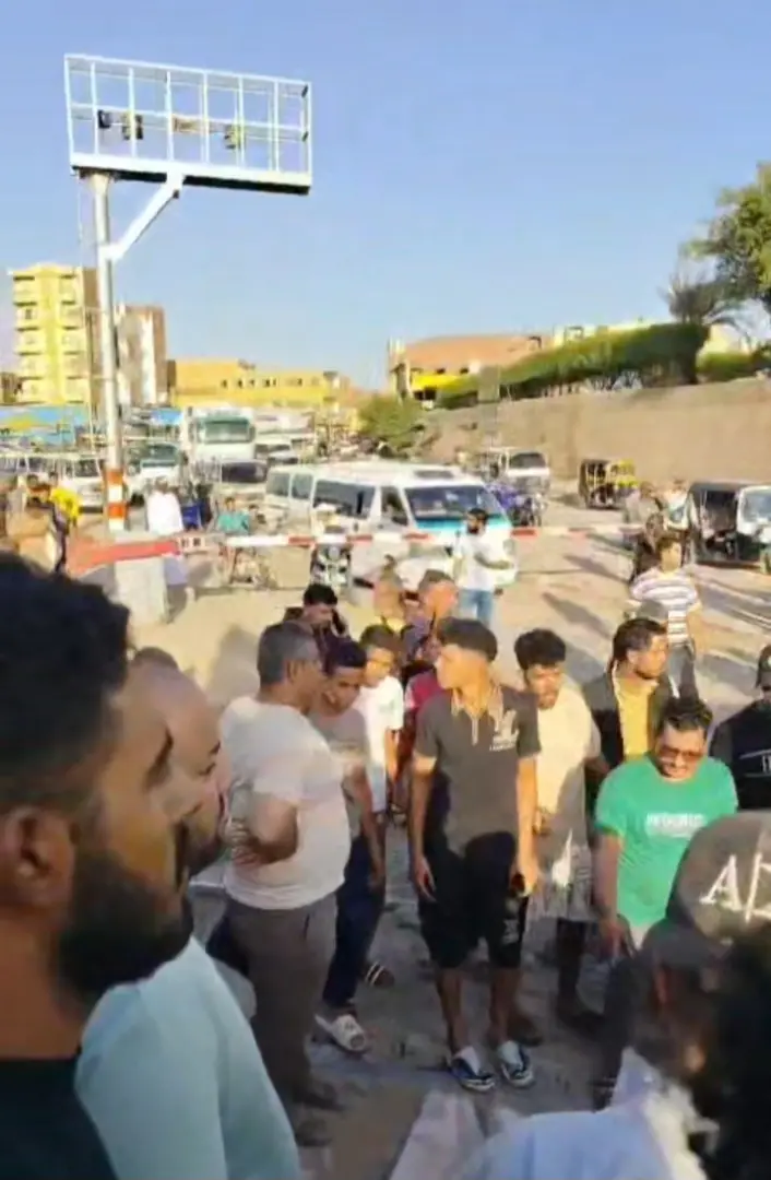 فيديو وصور | مصرع سيدة في تصادم قطار وسيارة ربع نقل بمزلقان الصداقة بأسوان