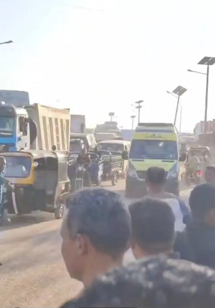 فيديو وصور | مصرع سيدة في تصادم قطار وسيارة ربع نقل بمزلقان الصداقة بأسوان