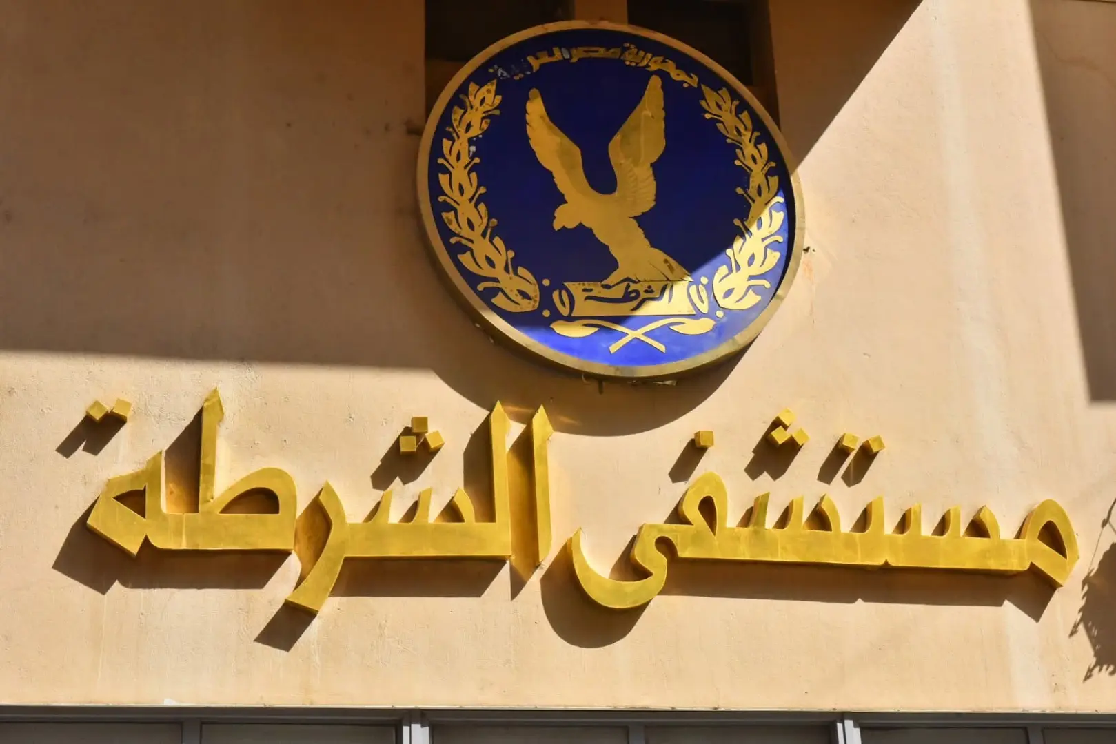 محافظ أسيوط يزور مصابي حادث لاعبي المشروع القومي للموهبة بمستشفى الشرطة