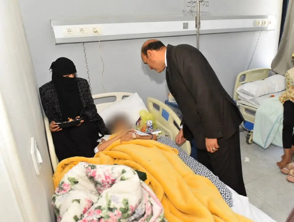 محافظ أسيوط يزور مصابي حادث لاعبي المشروع القومي للموهبة بمستشفى الشرطة