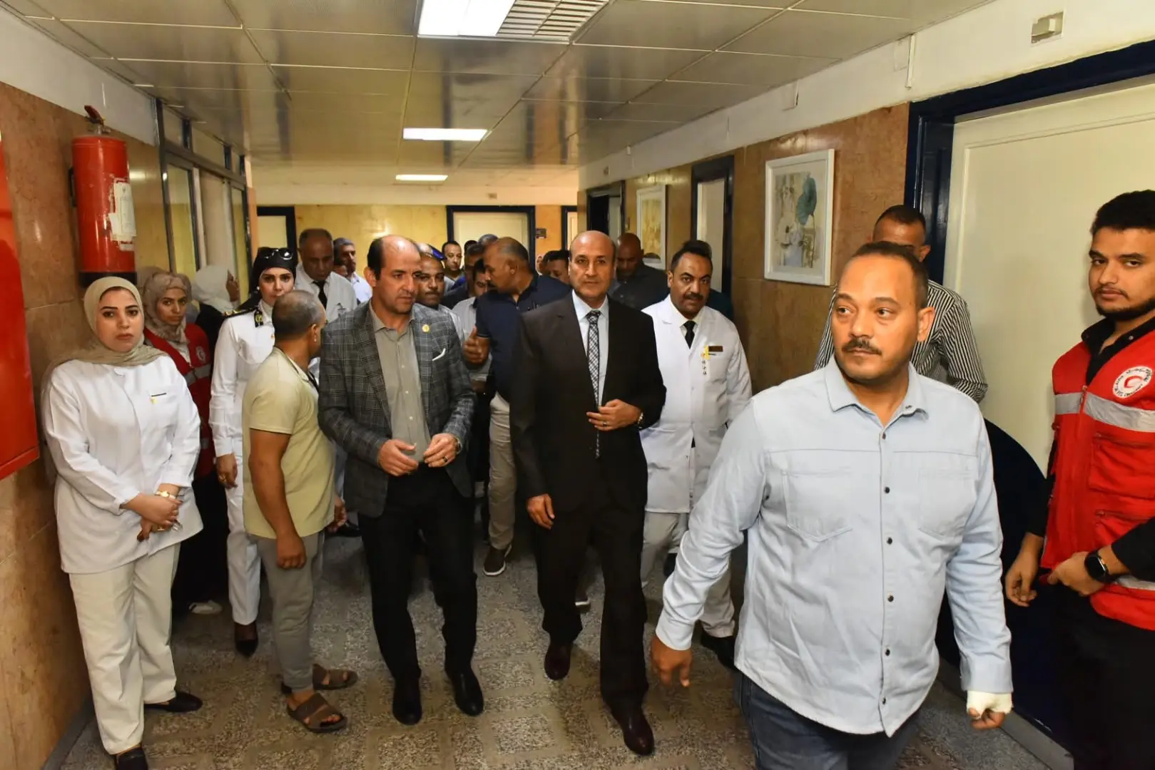 محافظ أسيوط يزور مصابي حادث لاعبي المشروع القومي للموهبة بمستشفى الشرطة
