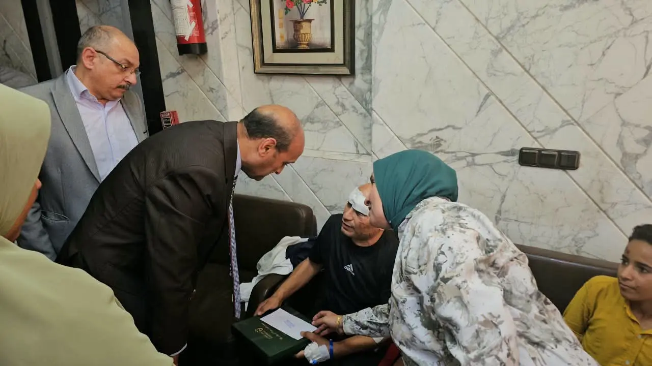 محافظ أسيوط يزور مصابي حادث لاعبي المشروع القومي للموهبة بمستشفى الشرطة