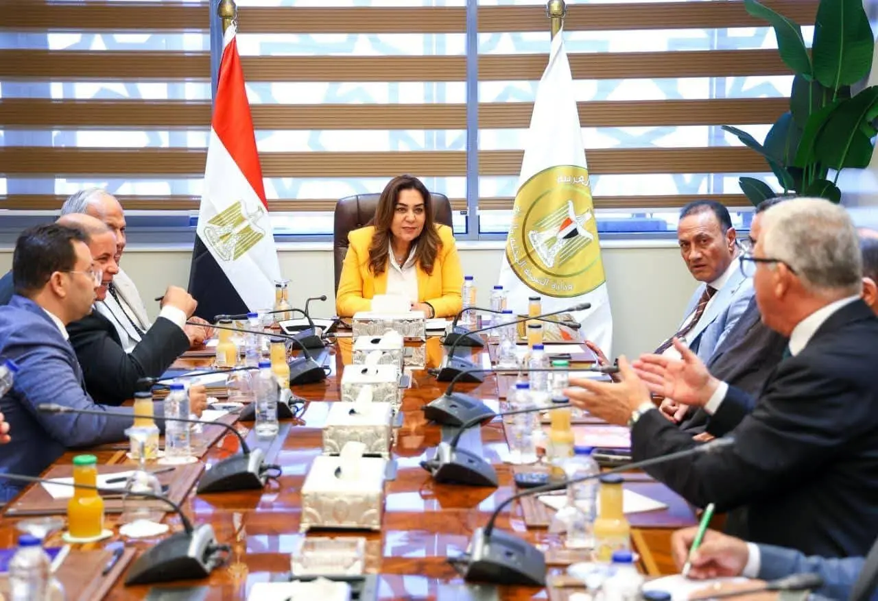 وزيرة التنمية المحلية تبحث 52 طلبًا من نواب المنيا وقنا.. و3 مليارات جنيه لرفع كفاءة الطرق