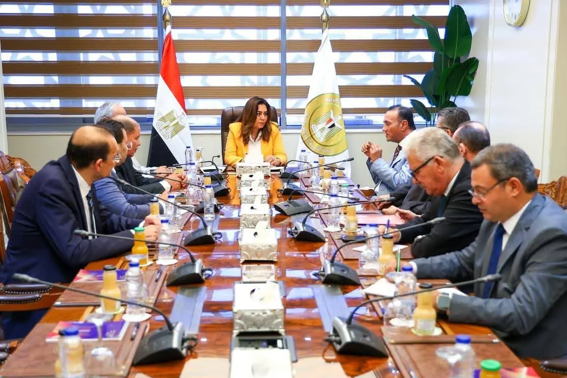 وزيرة التنمية المحلية تبحث 52 طلبًا من نواب المنيا وقنا.. و3 مليارات جنيه لرفع كفاءة الطرق