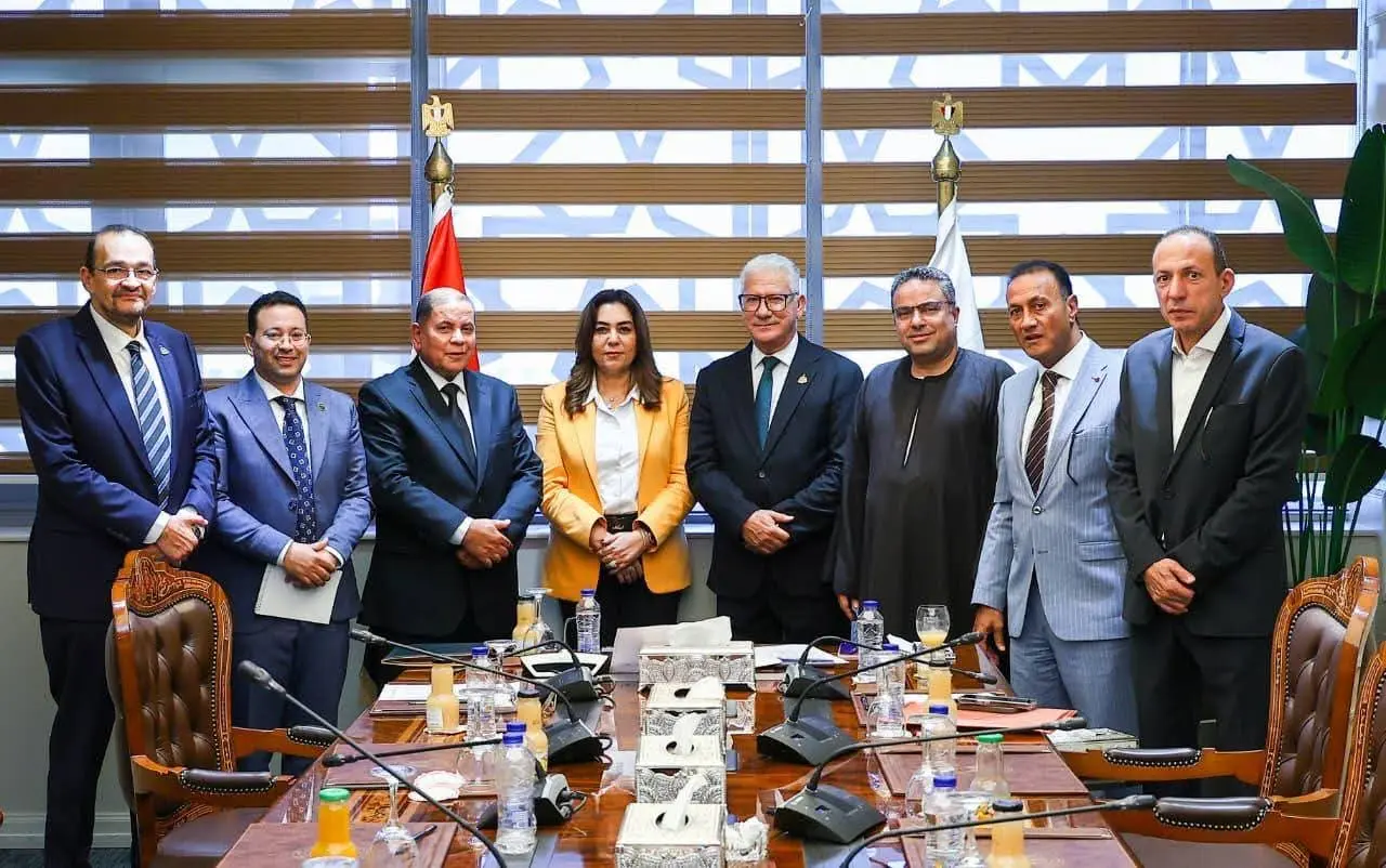 وزيرة التنمية المحلية تبحث 52 طلبًا من نواب المنيا وقنا.. و3 مليارات جنيه لرفع كفاءة الطرق