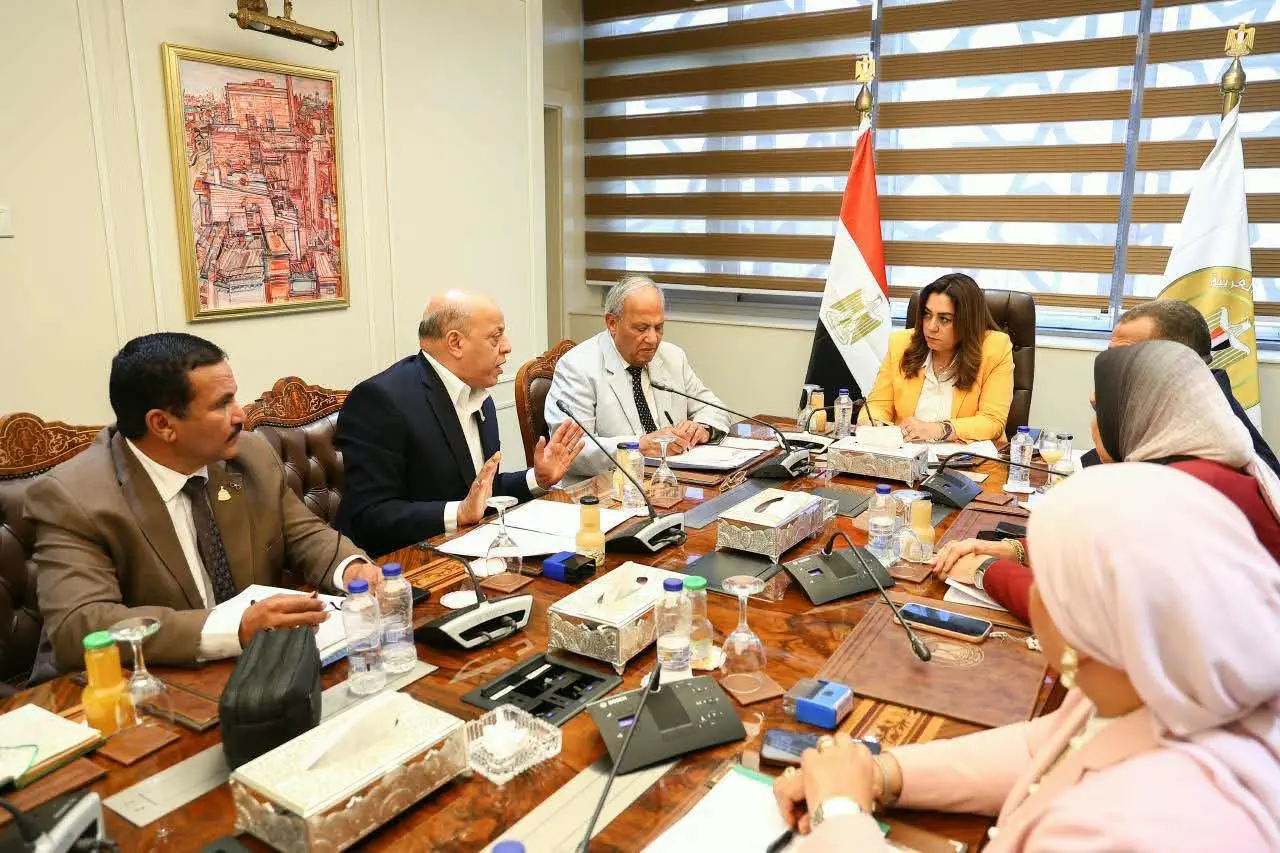 وزيرة التنمية المحلية تبحث 52 طلبًا من نواب المنيا وقنا.. و3 مليارات جنيه لرفع كفاءة الطرق