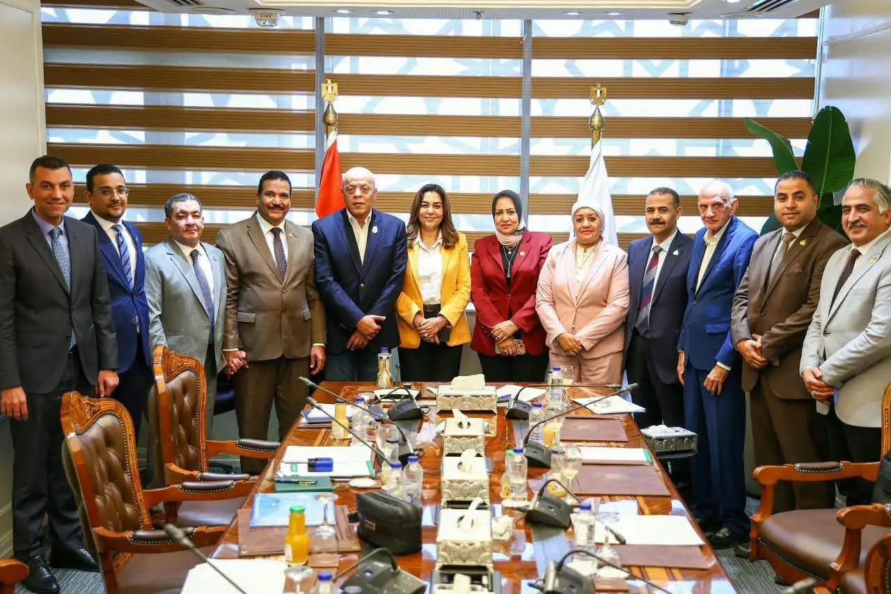 وزيرة التنمية المحلية تبحث 52 طلبًا من نواب المنيا وقنا.. و3 مليارات جنيه لرفع كفاءة الطرق