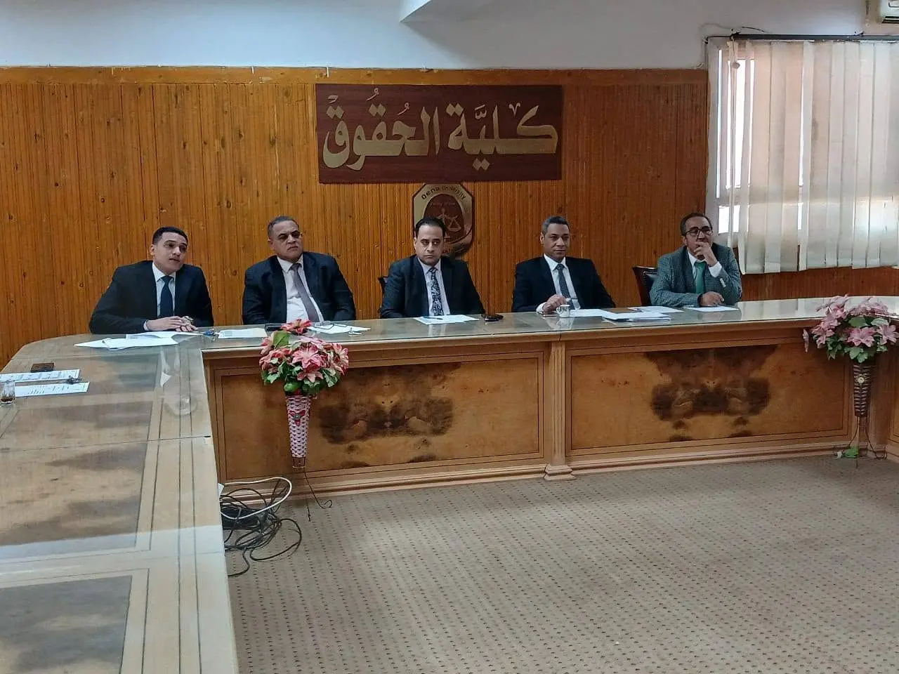 كلية الحقوق بجامعة قنا تناقش موضوعات رسائل الدكتوراه خلال سيمنار علمي