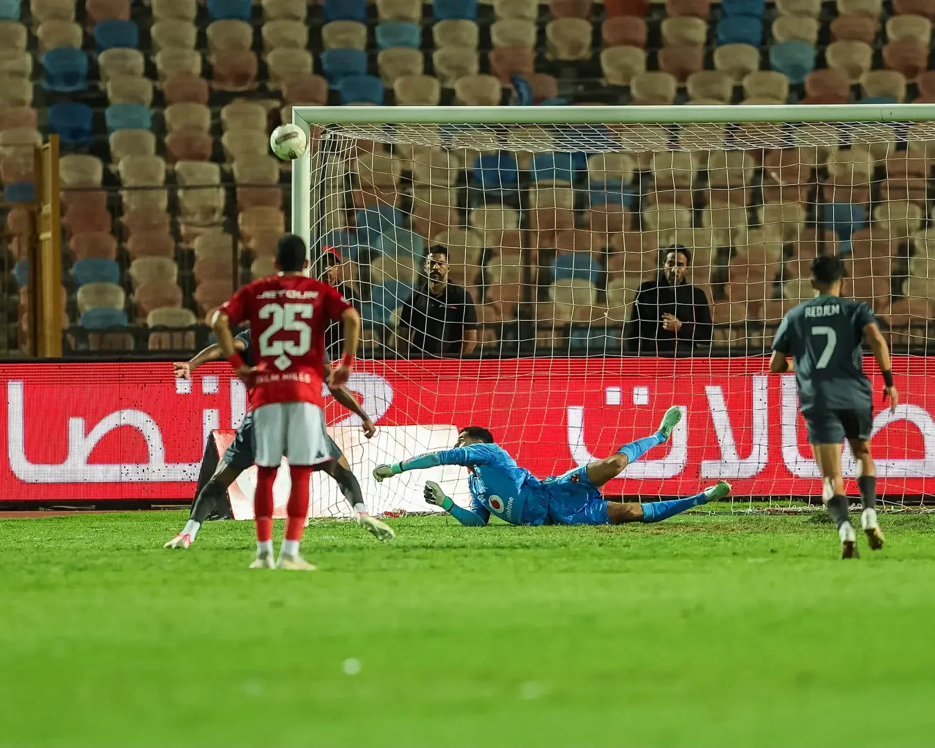 الأهلي يتجاوز مودرن سبورت بهدف الساعي.. وشوبير ينقذ الأحمر من التعادل في الدوري