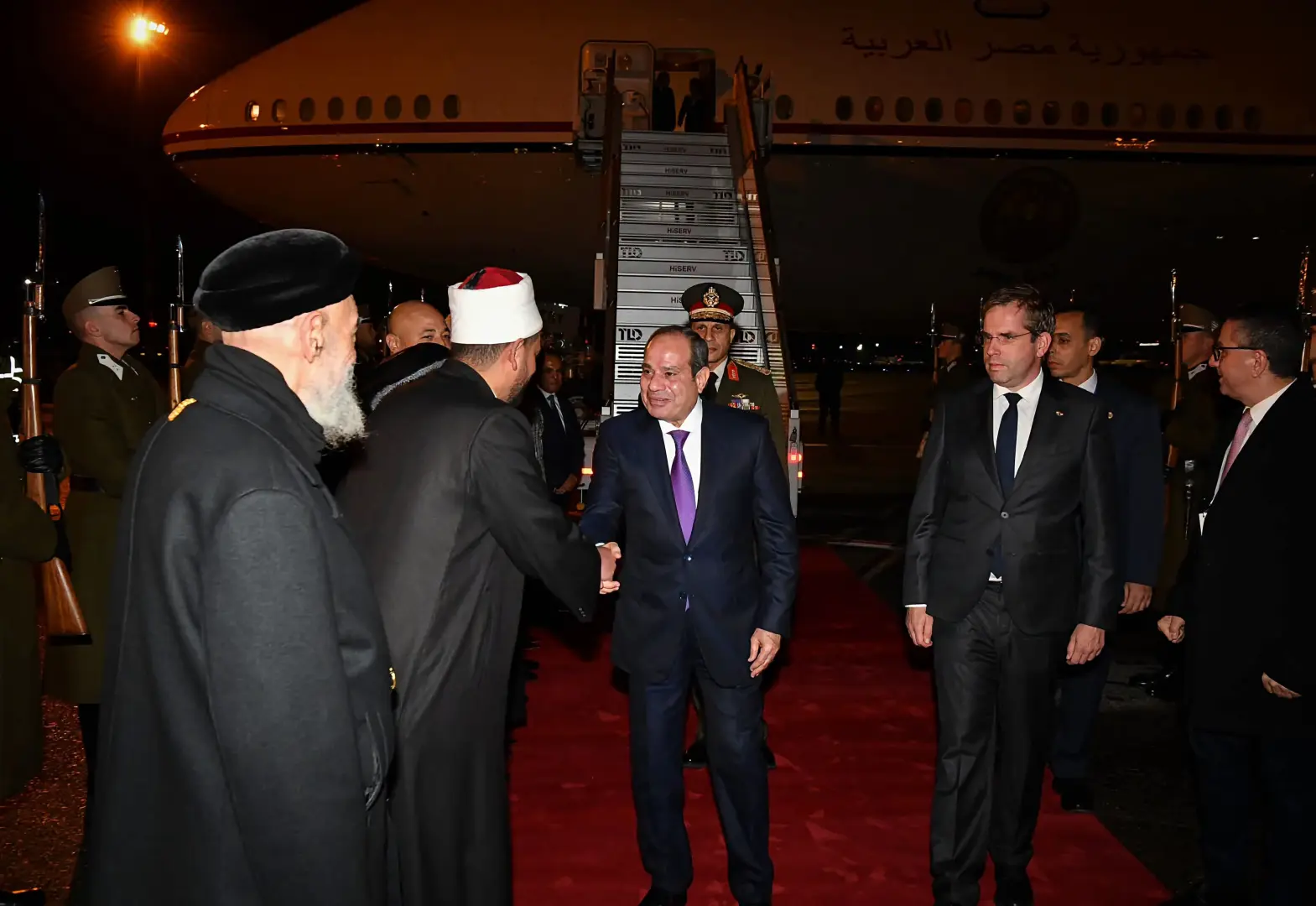 السيسي يصل بودابست في زيارة رسمية إلى المجر.. واستقبال رفيع المستوى بمطار فيرنز ليست الدولي
