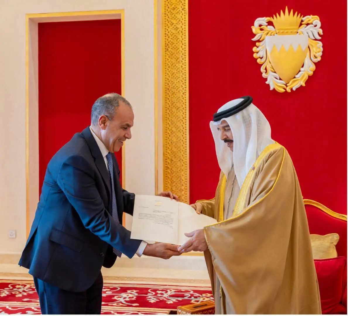 وزير الخارجية يسلم ملك البحرين رسالة خطية من الرئيس السيسي