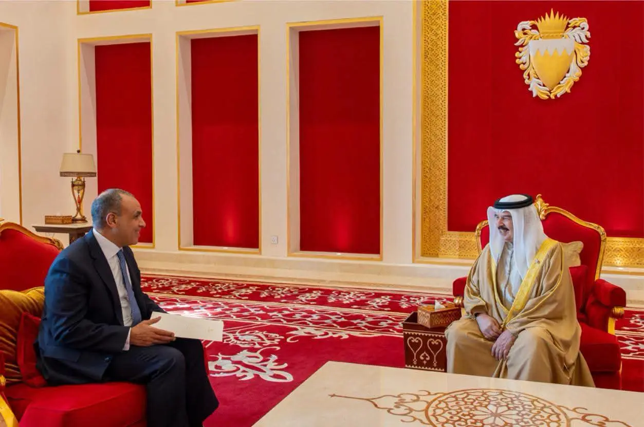 وزير الخارجية يسلم ملك البحرين رسالة خطية من الرئيس السيسي