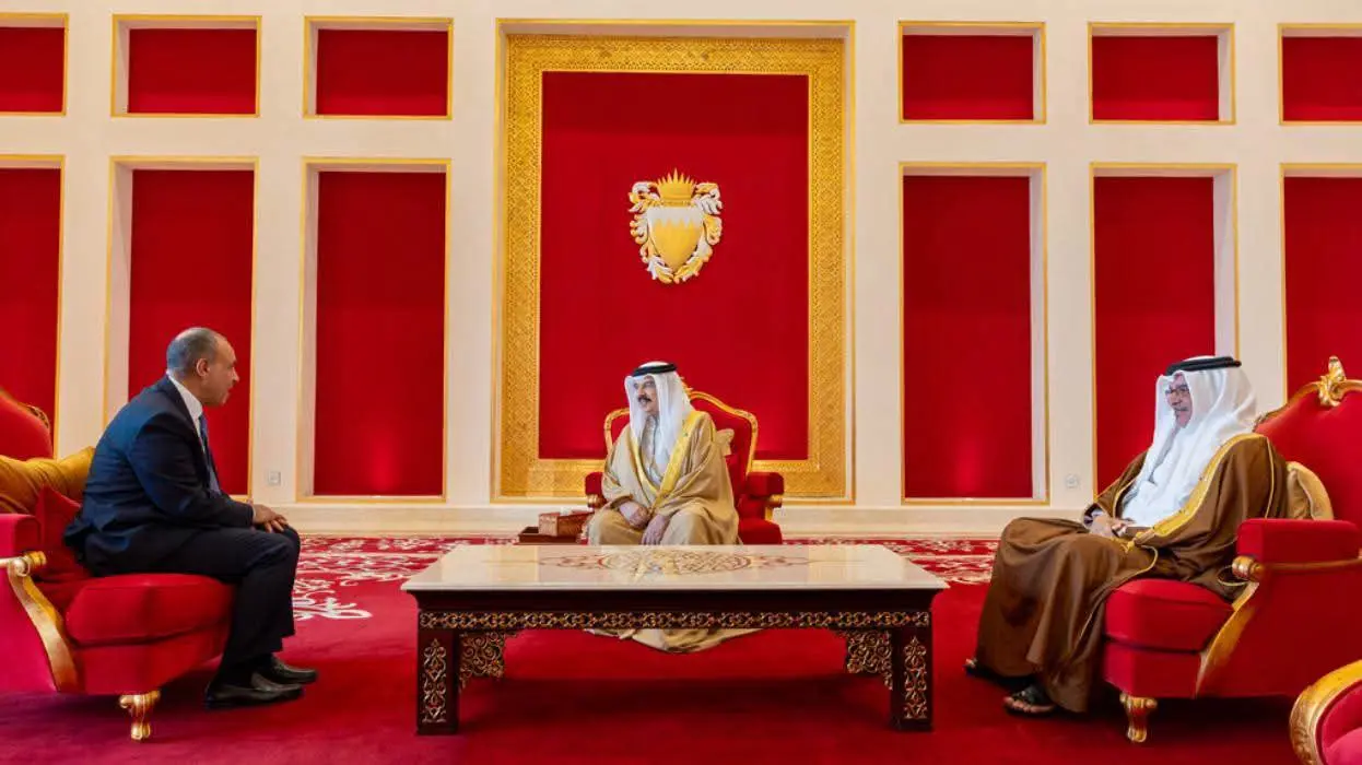 وزير الخارجية يسلم ملك البحرين رسالة خطية من الرئيس السيسي