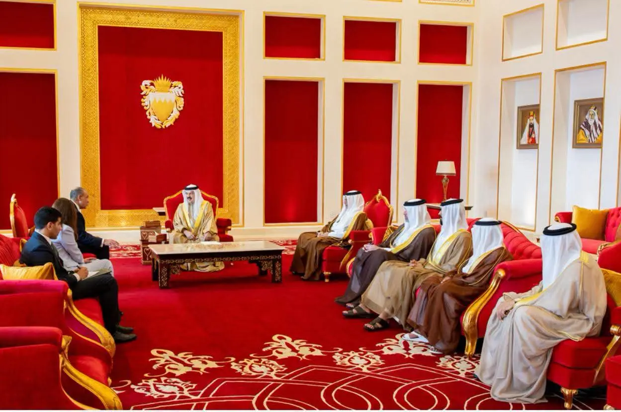 وزير الخارجية يسلم ملك البحرين رسالة خطية من الرئيس السيسي