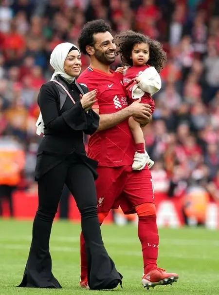 بعد ضجة زوجات اللاعبين.. زوجة محمد صلاح تعود للواجهة كنموذج للهدوء والخصوصية
