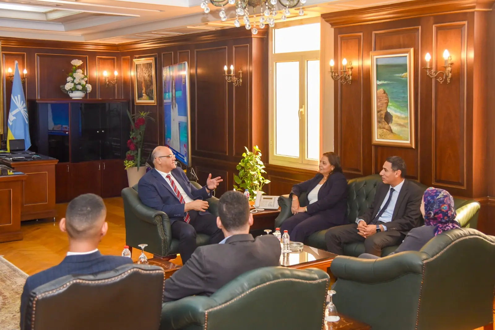 في إطار جهود الدولة المصرية لتعزيز الوعي المجتمعي بالأمن السيبراني، ودعم توجهات الدولة نحو التحول الرقمي الآمن، عقد المهندس/ أيمن عطية، محافظ الإسكندرية، اجتماعًا مع وفد الجهاز القومى لتنظيم الاتصالات برئاسة م محمد ابرهيم النائب التنفيذى و المتحدث الرسمى باسم الجهاز ، لبحث سبل تسهيل مهام فرق الجهاز في تنفيذ الأنشطة التوعوية والوصول إلى أكبر عدد ممكن من المواطنين بمختلف القطاعات