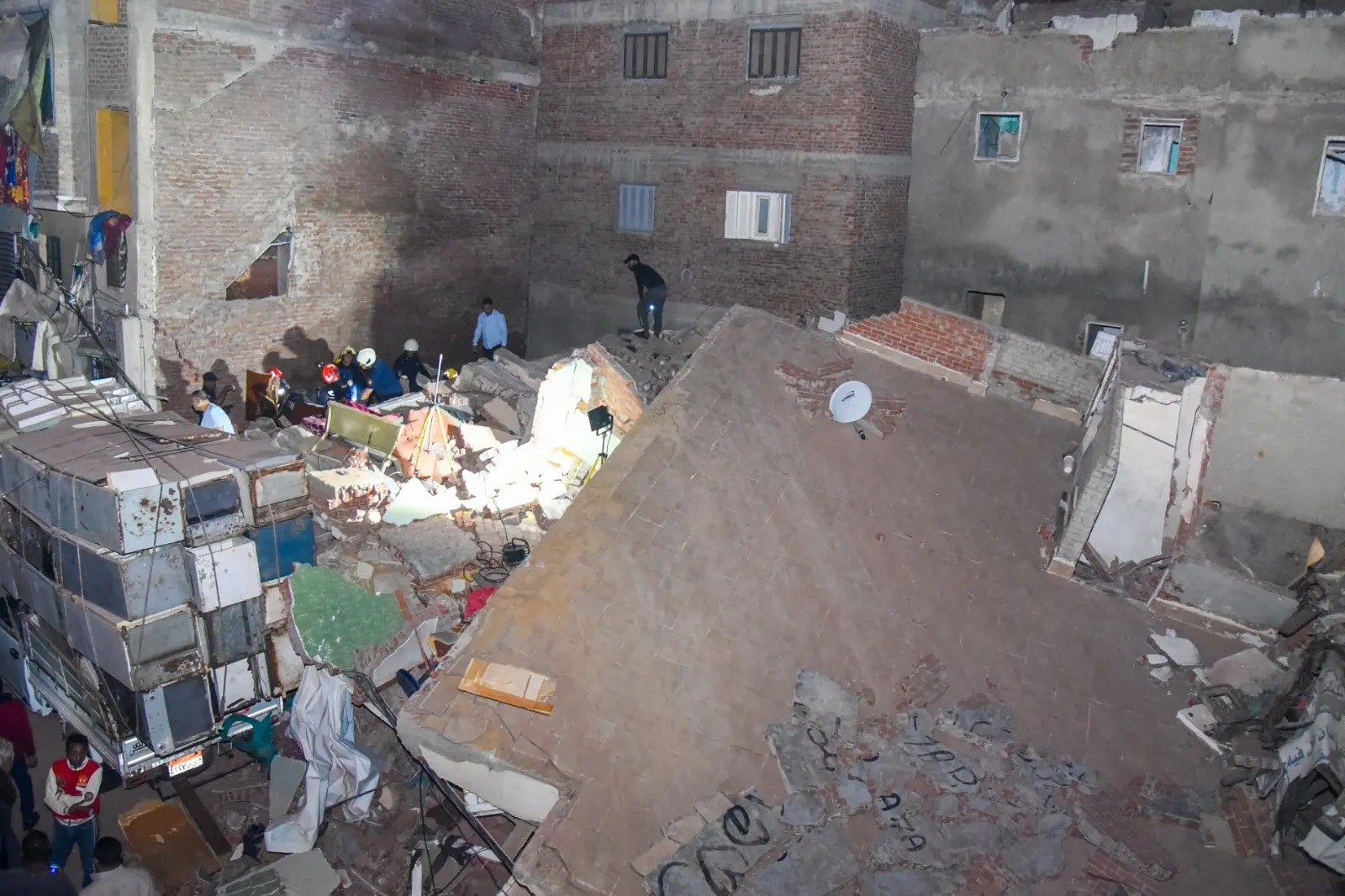 وجّه المهندس  أيمن عطية، محافظ الإسكندرية، بتقديم كافة أوجه الرعاية الصحية الشاملة للمصابين في حادث سقوط العقار رقم 34 بشارع سعد زغلول، المتفرع من شارع الترعة المردومة بنطاق حي شرق، ومتابعة حالتهما الصحية بشكل مستمر، لضمان حصولهما على الرعاية الطبية اللازمة.