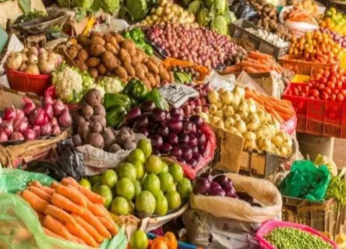 انخفاض أسعار الطماطم والبطيخ والعنب مع زيادة المعروض بالأسواق