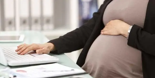 تعويض إجازة الوضع.. شروط حصول العاملات بالقطاع الخاص على 75% من الأجر