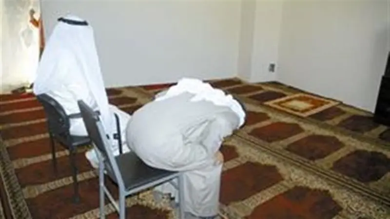هل تصح الصلاة على الكرسي؟.. الإفتاء والأزهر يوضحان الشروط والأحكام