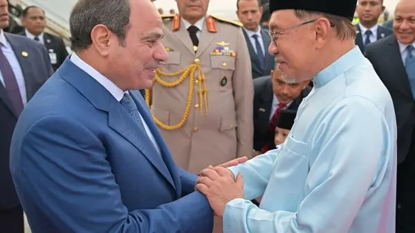 أكد أحمد عبد السلام، الخبير الاقتصادي، أن الزيارة الرسمية للرئيس عبد الفتاح السيسي إلى عدد من الدول الآسيوية، وفي مقدمتها كوريا الجنوبية وماليزيا، تعكس تحركاً استراتيجياً من الدولة المصرية لفتح آفاق جديدة أمام زيادة الصادرات وتوسيع مجالات التعاون الاستثماري، لا سيما في ظل التحديات المعقدة التي يمر بها الاقتصاد العالمي والاضطرابات التي تطال سلاسل الإمداد وحركة النقل البحري.