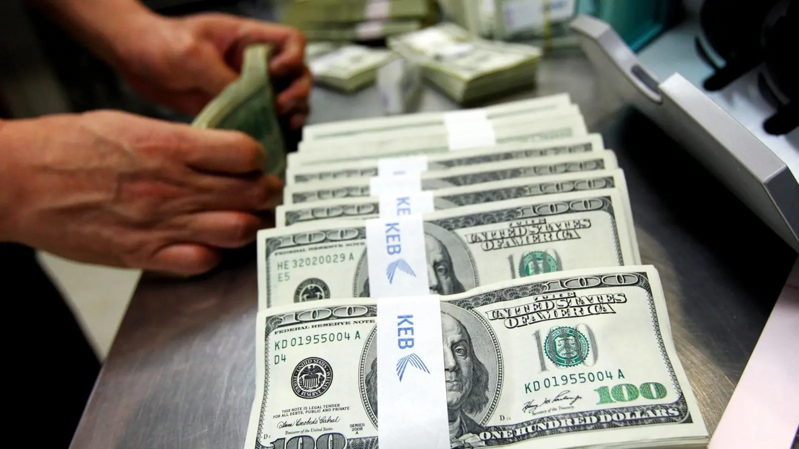 437 قضية وعمليات ضبط بمليارات الجنيهات.. النيابة تواصل حربها على غسل الأموال