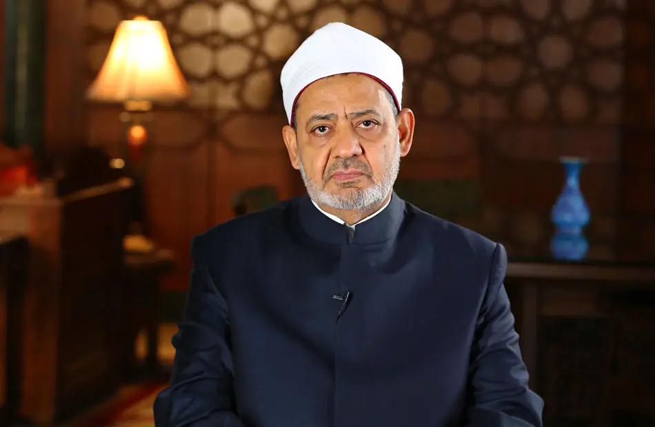 شيخ الأزهر يطمئن هاتفيًا على صحة الشيخ أيمن عبد الغني ومرافقيه بعد انقلاب سيارته