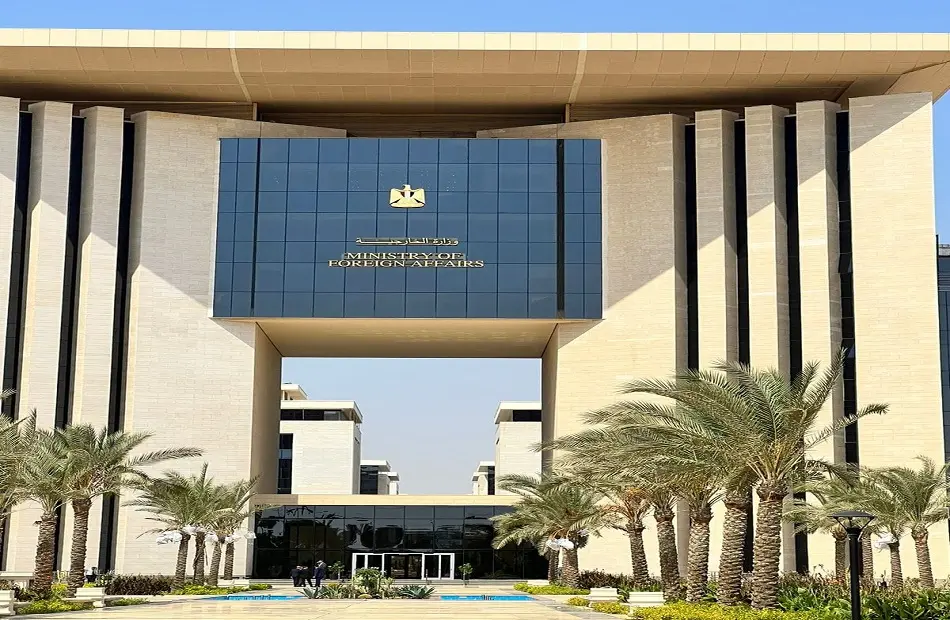 الخارجية تحذر المصريين من القنوات غير الرسمية لطلب المساعدة بالخارج