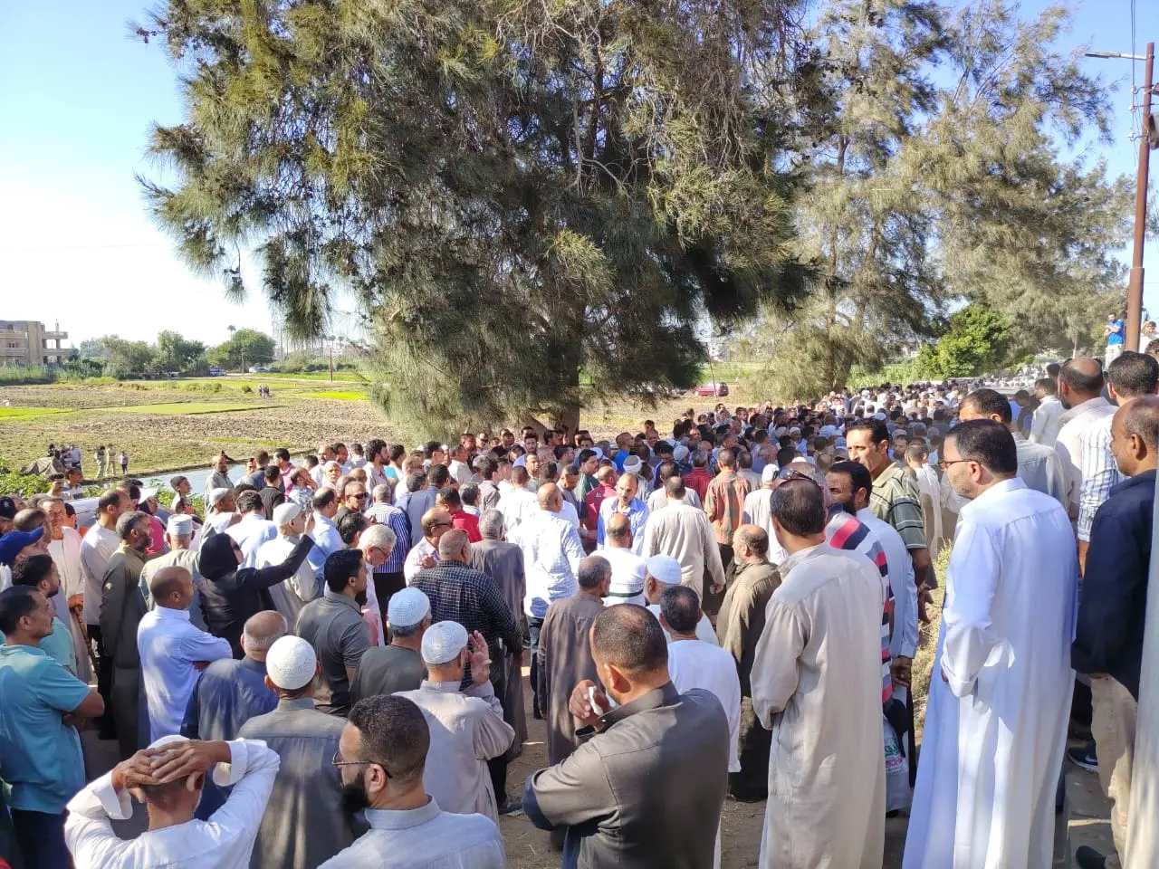 رحيل عبد العزيز مخيون.. الآلاف من المحبين في الوداع الأخير - 19 2026 639167166109959879 995