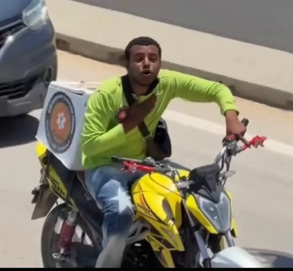 بعد ركضه خلف الأتوبيس.. إبراهيم حسن يستجيب لعامل الدليفري ويحقق أمنيته - 192734