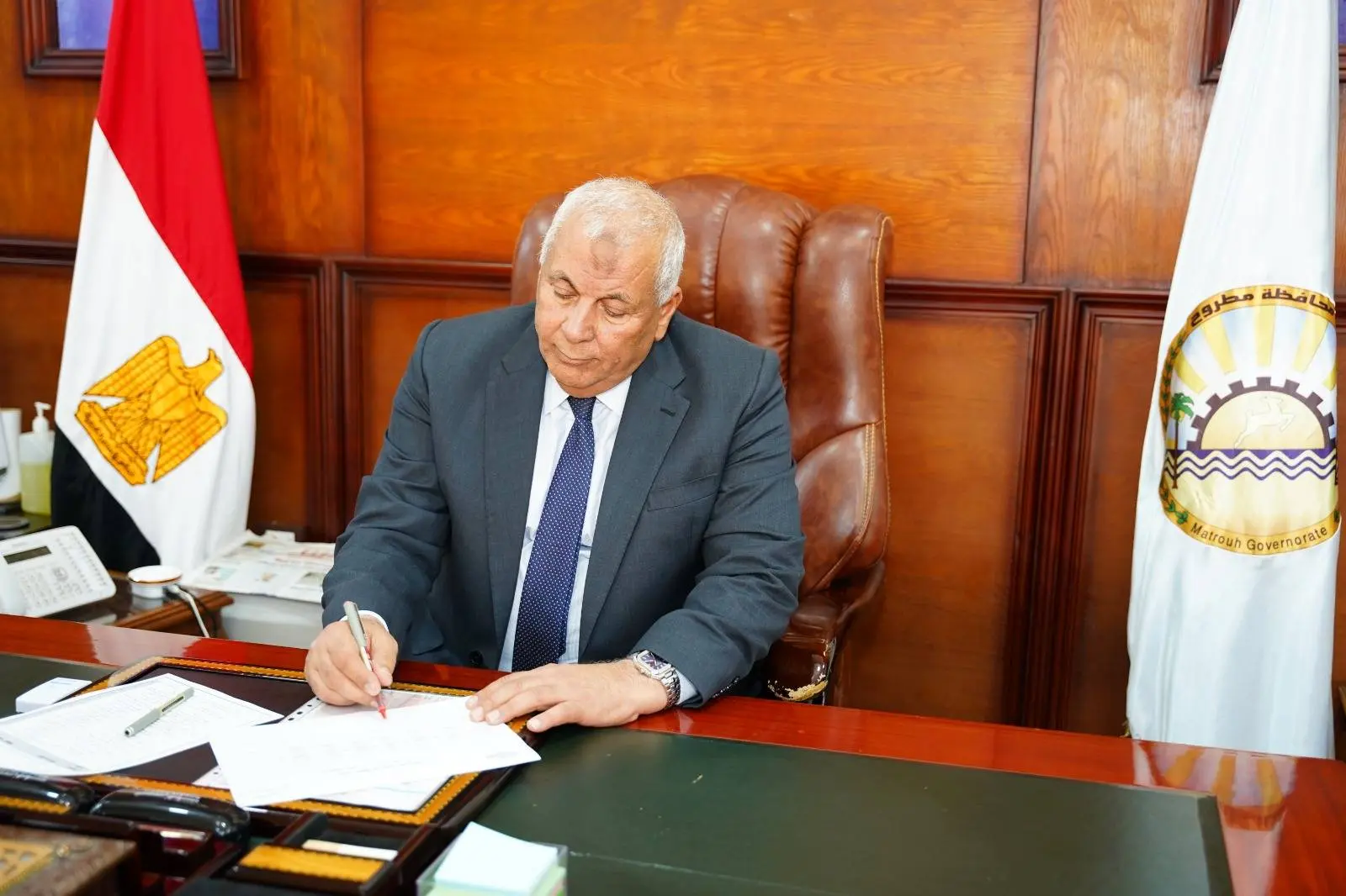 محافظ مطروح يقرر عزل رئيس مركز ومدينة سيوة ونائبه وتكليف السكرتير بتسيير الأعمال
