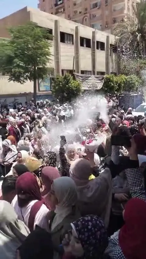 بالطبل والمزمار.. طلاب بني سويف يحتفلون بختام الثانوية العامة - 196739