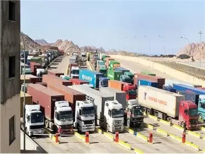«تنظيم النقل البري» يتدخل لحل أزمة تكدس الشاحنات المصرية بميناء نيوم السعودي