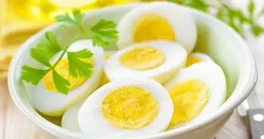 هل هذه الأطعمة مضرة؟ اكتشف فوائد البيض والبطاطس وزبدة الفول السوداني