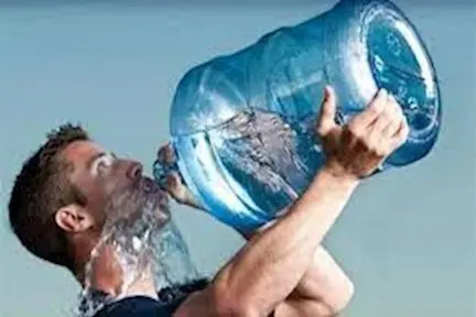 7 مخاطر لشرب الماء بكثرة بعد السحور: يصيبك بالدوخة والاننتفاخ ويضغط على الكلى