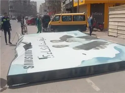 بسبب الرياح الشديدة.. لوحة إعلانية تنهي حياة شخص في المحلة