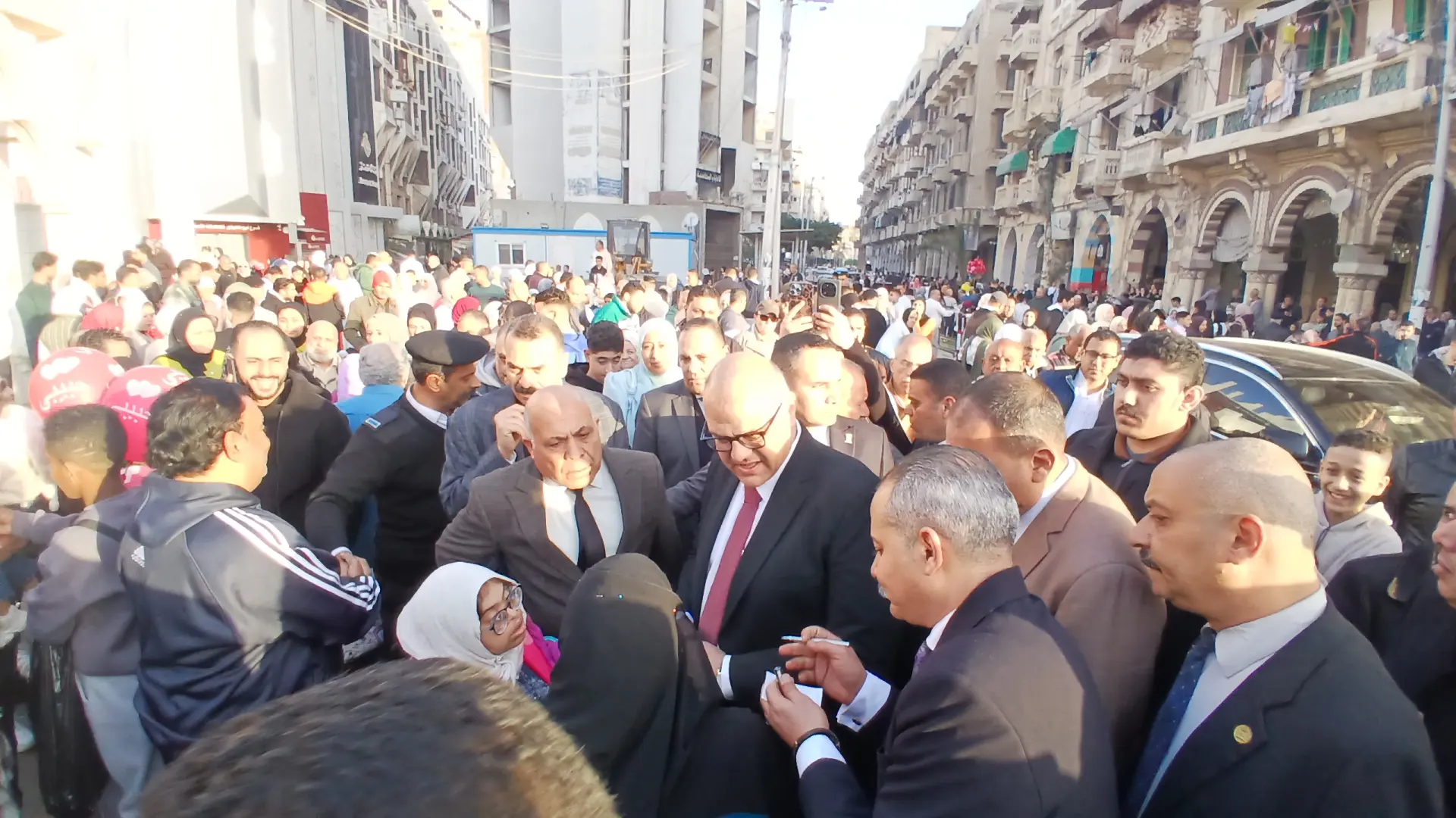 محافظ الإسكندرية يؤدي صلاة عيد الفطر المبارك بمسجد المرسي أبي العباس