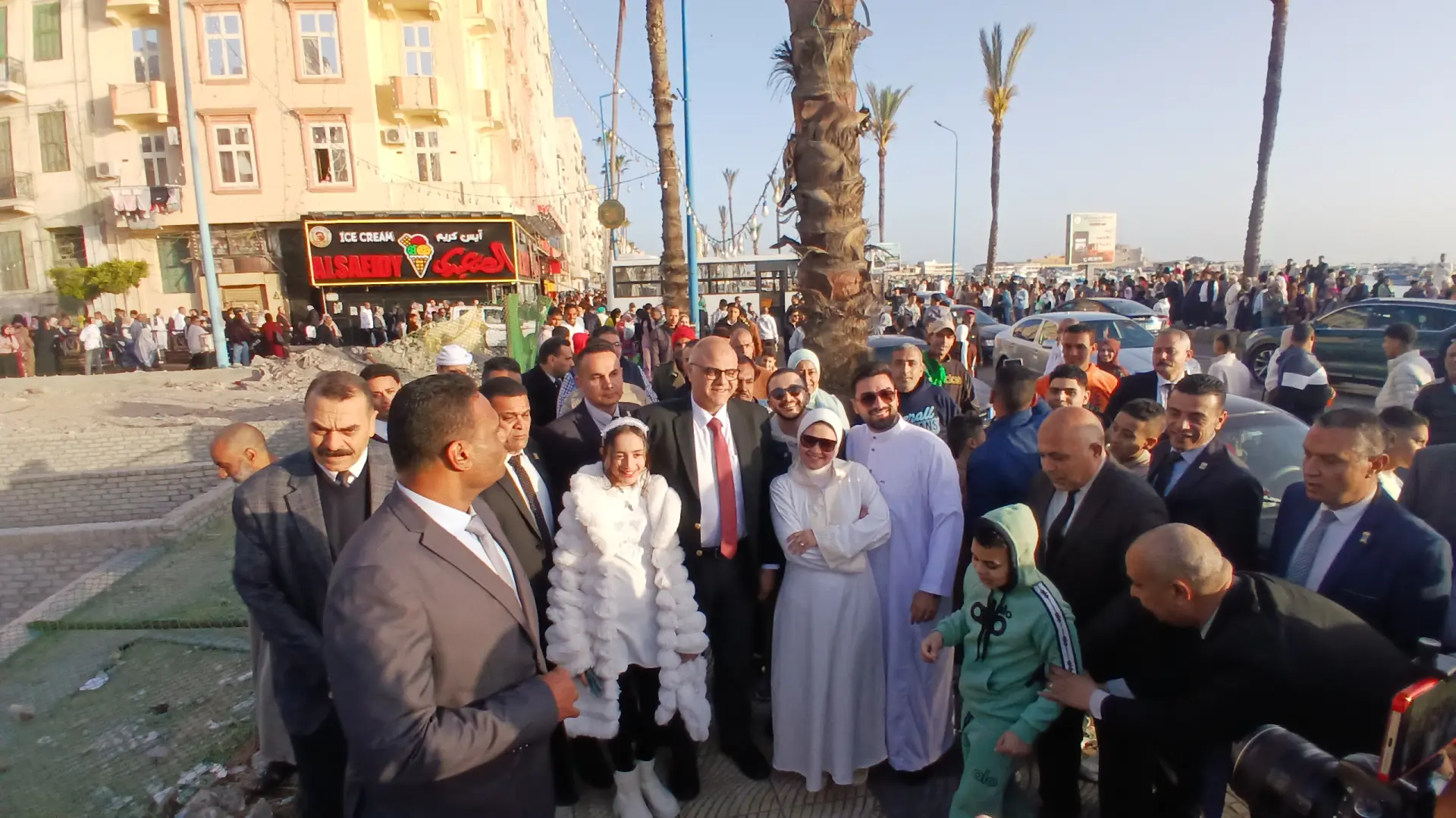 بعد أداء صلاة عيد الفطر.. محافظ الإسكندرية يستمع لشكاوي المواطنين ويلتقط السيلفي معهم