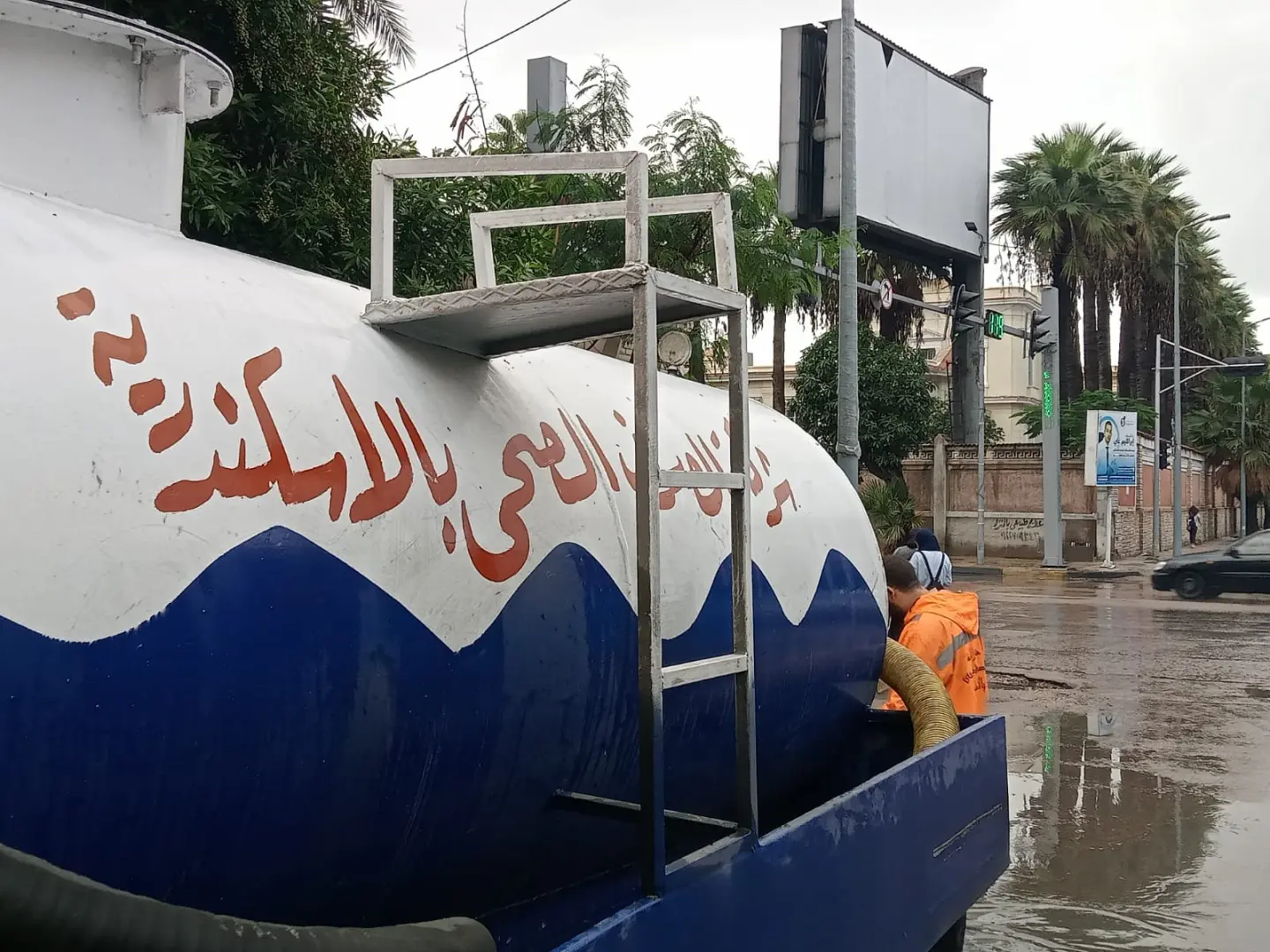 شهدت المحافظة، منذ الساعات الأولى، موجة من الطقس غير المستقر، حيث تساقطت أمطار متفاوتة الشدة تراوحت بين المتوسطة والغزيرة على كافة الأنحاء والمراكز. وأدت هذه الموجة الممطرة إلى تباين ملحوظ في درجات الحرارة وسط أجواء شتوية باردة، بينما واصلت الجهات التنفيذية رفع حالة الطوارئ القصوى ونشر معدات سحب المياه بالشوارع والميادين الرئيسية لضمان انتظام الحركة المرورية وتجنب أي تكدسات قد تؤثر على تنقلات المواطنين.