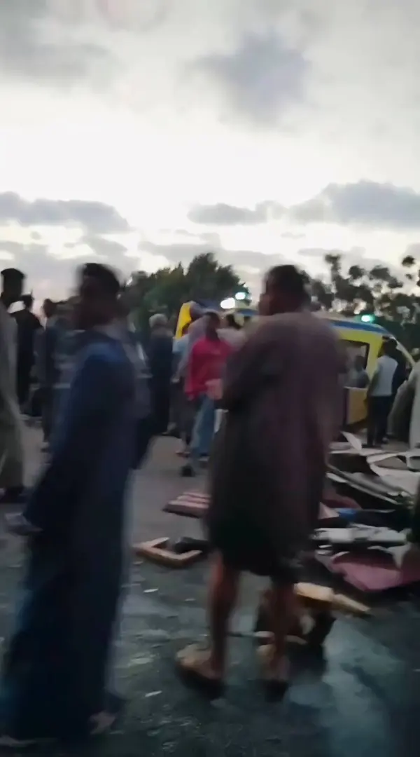 أرواح العمال في مواجهة لقمة العيش.. مصرع شخصين وإصابة 17 في حادث انقلاب بالمنوفية - 228100