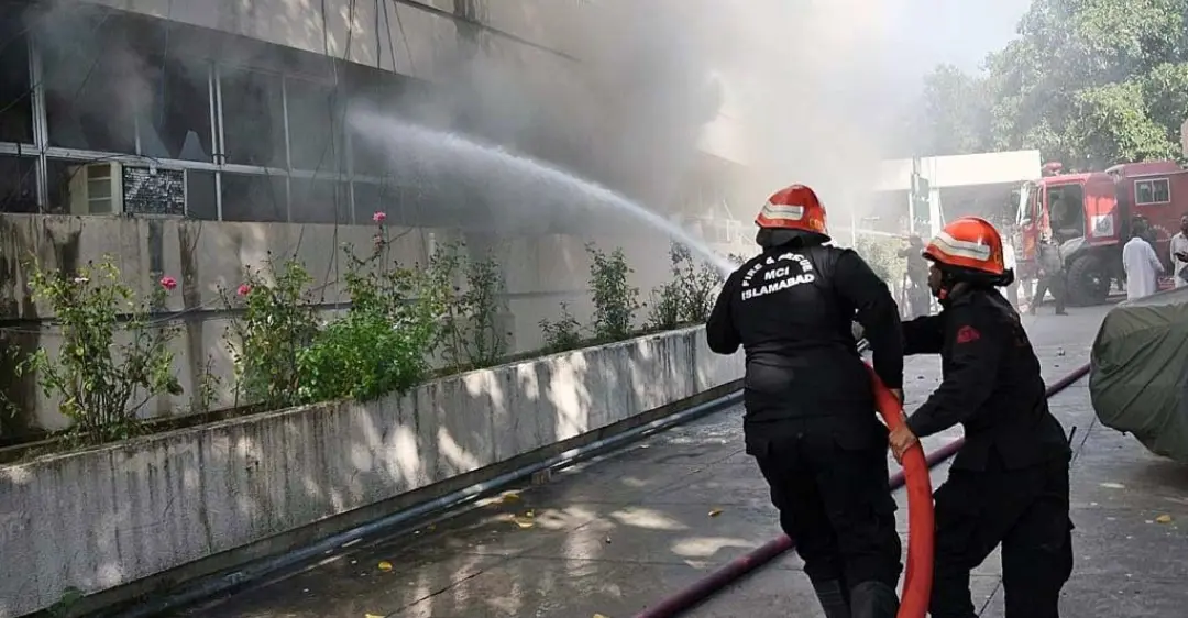 حين عجزت الأبواب الصغيرة عن حماية أصحابها.. 14 رضيعًا ضحايا حريق مستشفى باكستاني