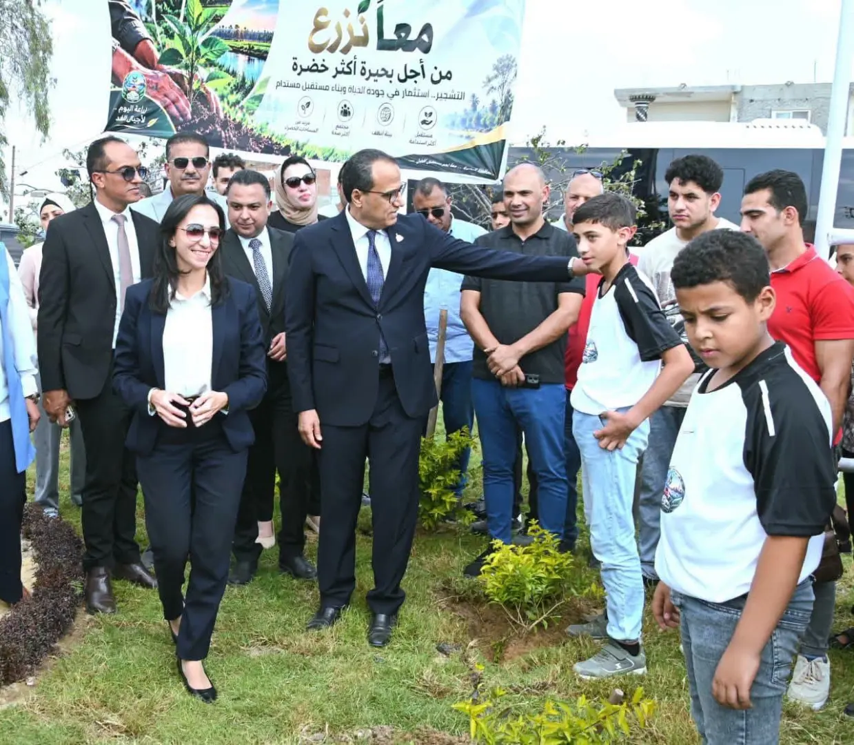 محافظ البحيرة تتابع أعمال التشجير بقرية الكوم الأخضر ضمن مبادرة «معًا نزرع»