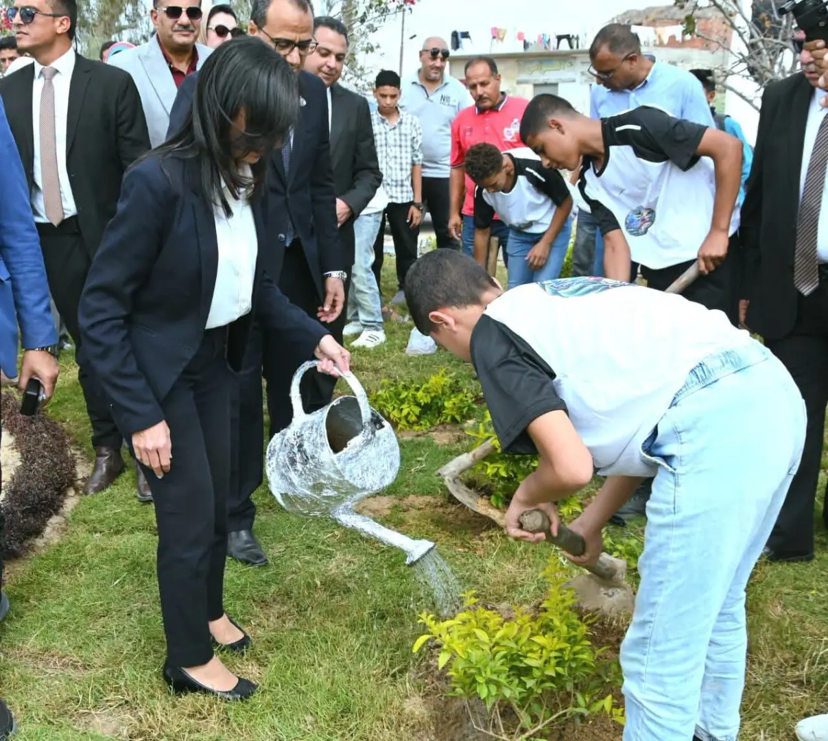محافظ البحيرة تتابع أعمال التشجير بقرية الكوم الأخضر ضمن مبادرة «معًا نزرع» - 259463