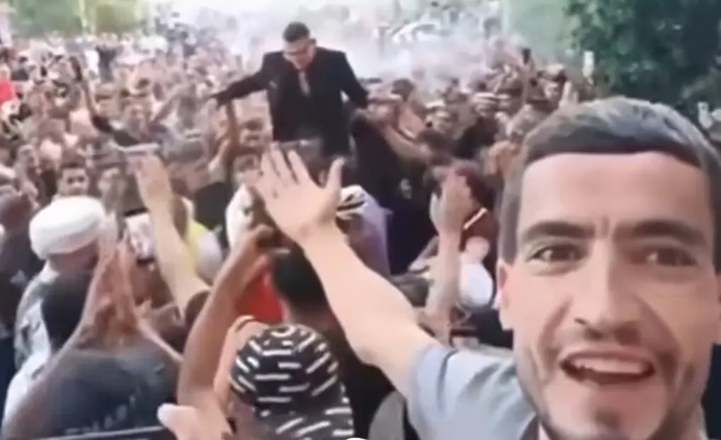 احتفل وحيدًا بزفافه.. فانتفض له الجزائريون وصنعوا له فرحًا أسطوريًا | قصة يتيم مرواتة - 265120