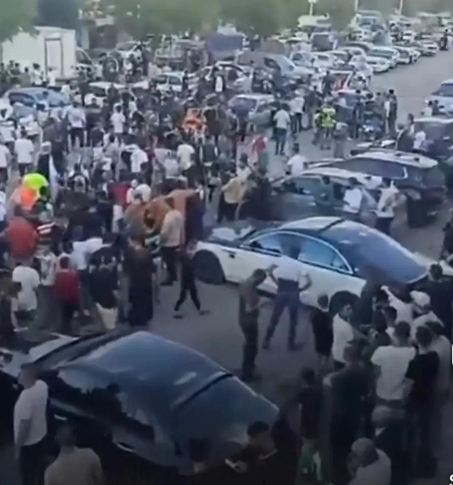 احتفل وحيدًا بزفافه.. فانتفض له الجزائريون وصنعوا له فرحًا أسطوريًا | قصة يتيم مرواتة - 265121