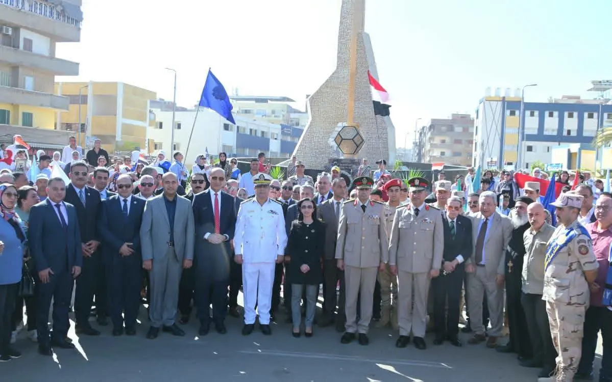 في ذكرى انتصارات أكتوبر..محافظ البحيرة تضع إكليل الزهور على النصب التذكاري للجندي المجهول بدمنهور - 274178