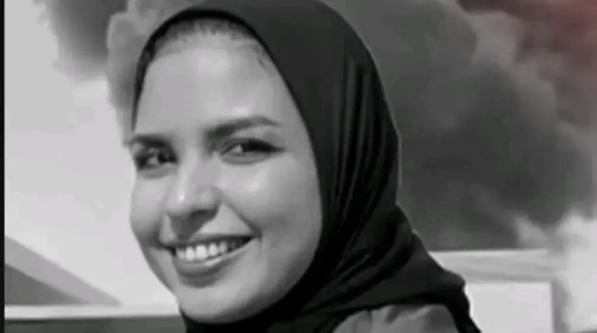 تستعد مدينة المحمودية بمحافظة البحيرة، اليوم الثلاثاء، لتشييع جثمان مضيفة الطيران المصرية "عزة رمزي حسين"، التي لقيت مصرعها إثر الحادث الأليم الذي شهده مطار الملك خالد الدولي بالعاصمة السعودية الرياض يوم السبت الماضي.